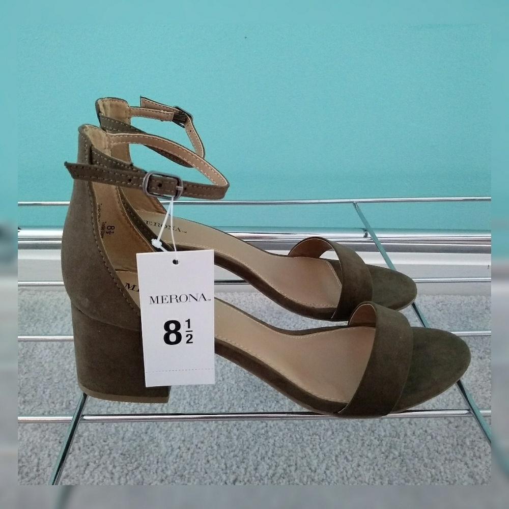 NWT size 8.5 Merona sandals